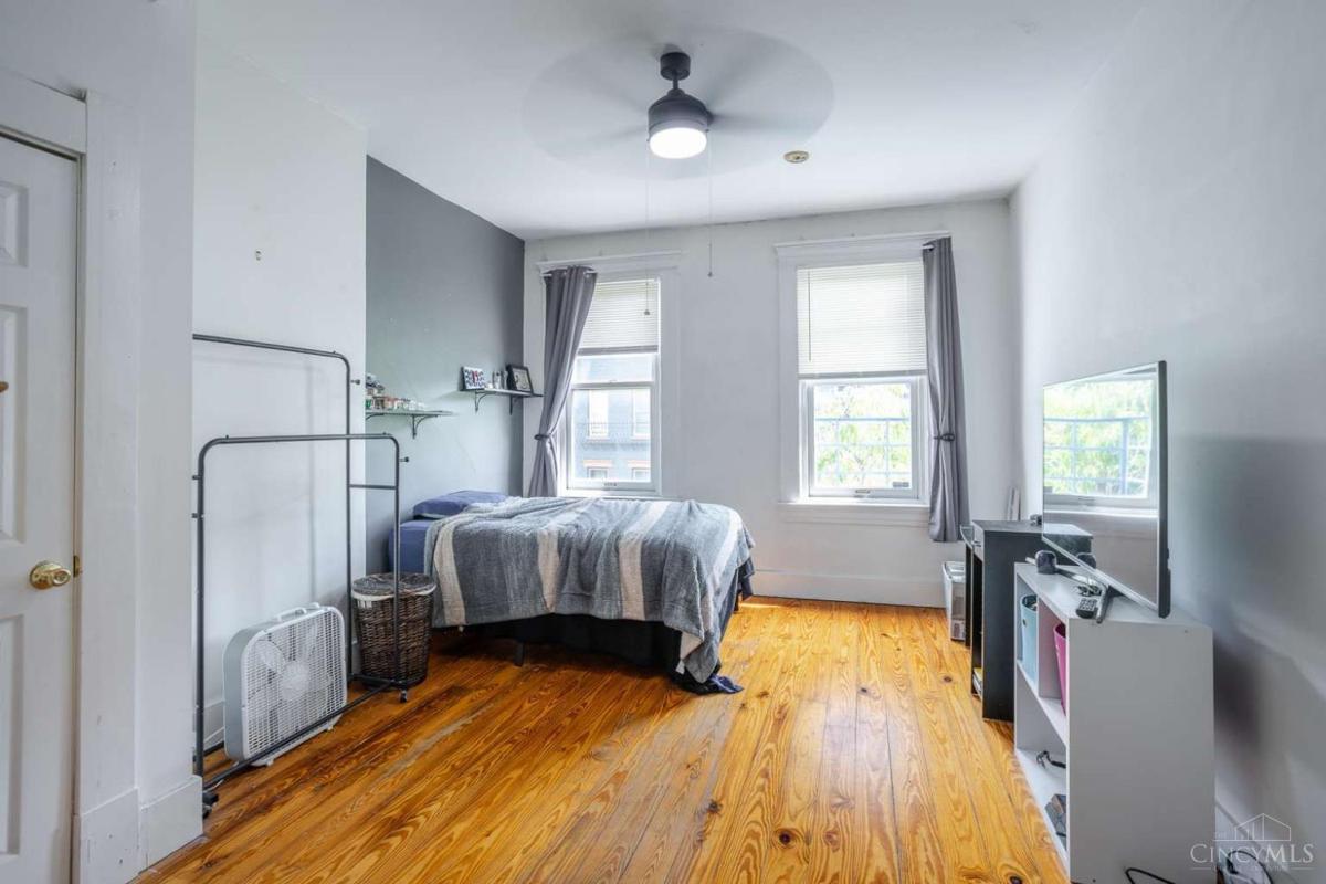 1407 Main Street #4 - 5